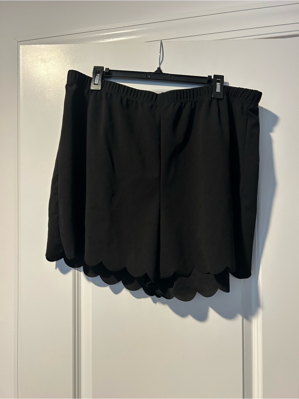 SHEIN Black Scalloped Hem Bermuda Shorts